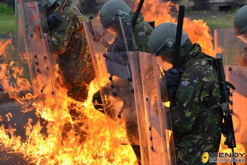 英格蘭南部一場騷亂中，防暴警察被汽油彈攻擊。