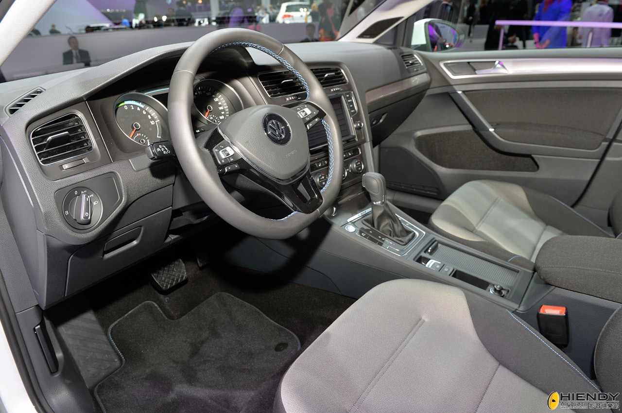 2015_VW_e-Golf_04.jpg