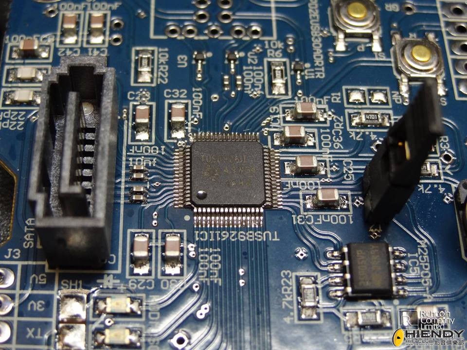 可見由德州儀器出產的 TUSB9261 ，是一顆高速 USB3.0 至 Serial ATA 橋接晶片