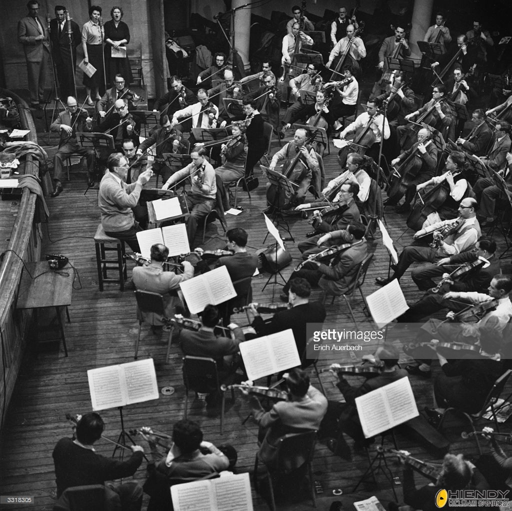 Klemperer conducts the Philharmonia Orchestra.jpg