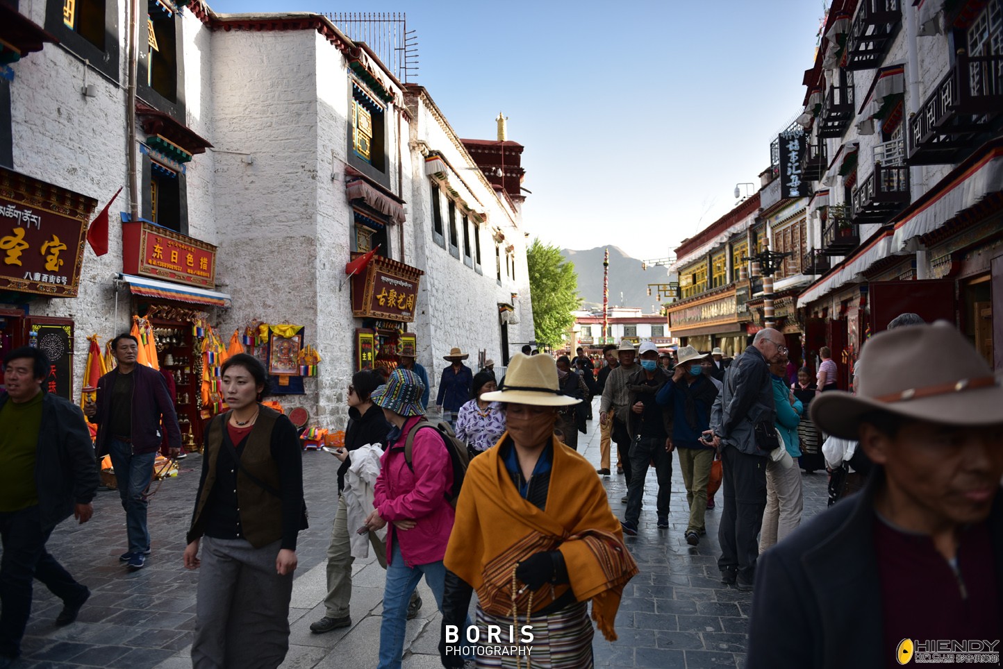 很多藏民都是邊走路邊那佛鍊的