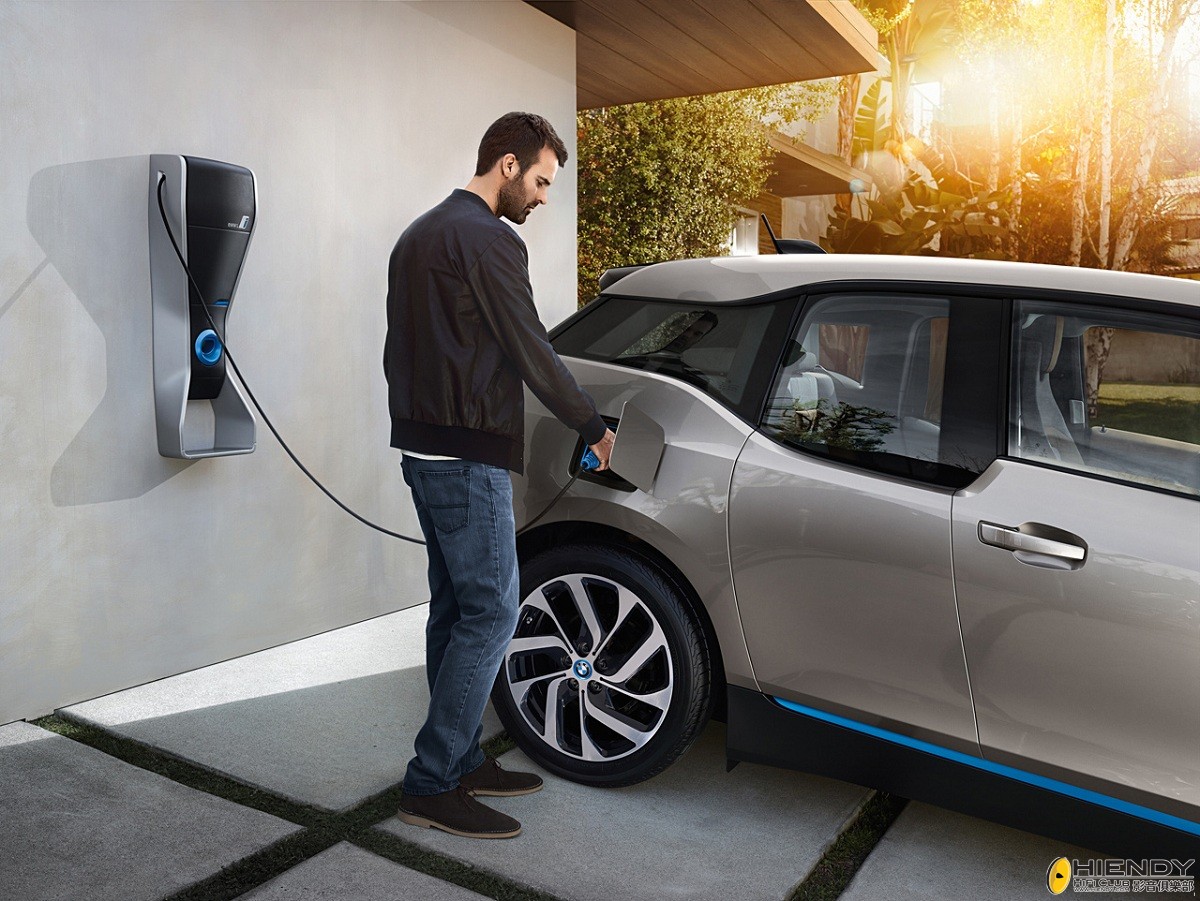 2014_BMW_i3_10.jpg