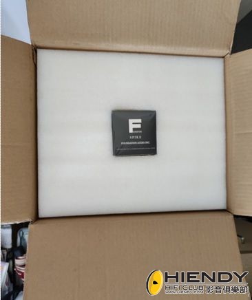 盒釘腳係喇叭底座下面,如果唔留意都唔知有有