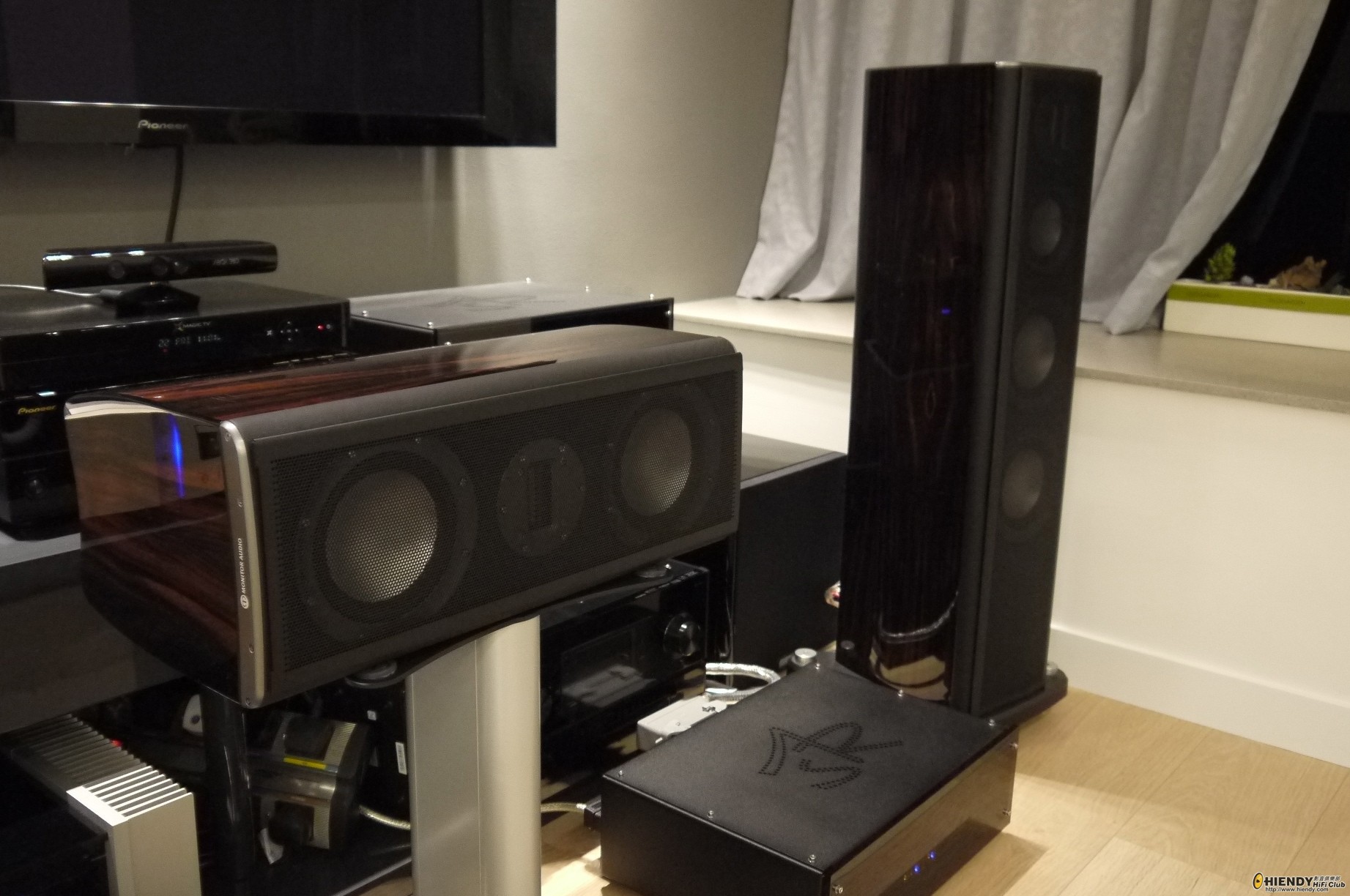 central speaker with stand